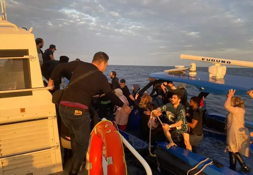 Çanakkale açiklarinda 48 düzensiz göçmen kurtarildi