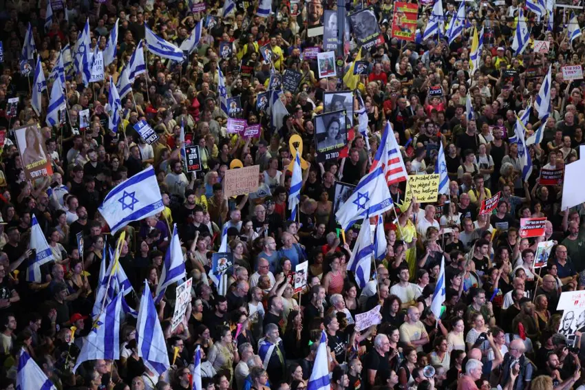 Israil’de on binlerce kisi sokaga çikti: Netanyahu’ya çagri