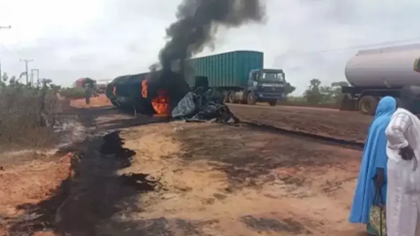 Tankêra sotemeniyê bi kamyona ajalan de teqiya: 48 kes mirin
