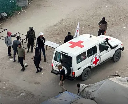 ڕادەستکردنی ٧ بارمتە بە خاچی سوور لە غەززە؛ قۆناغی یەکەمی ئازادکردنی ٢٠ بارمتە لەلایەن حەماس ەوە دەست پێدەکات