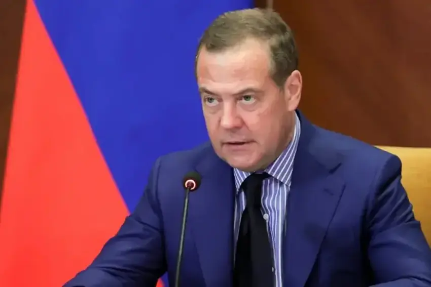 /haberresimleri/20251023/medvedev-helw-sta-trump-a-li-dij-r-syay-wek-ragihandina-ser-bi-nav-kirheadLine.webp