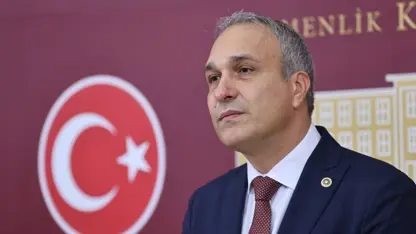 CHP naxwaze ku wêneyê Erdoğan deynin kêleka yê Ataturk