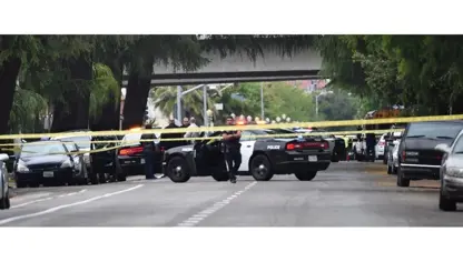 Li California li ber deriyê baregehê bi çekan li kamyonê xistin: 3 birîndar hene