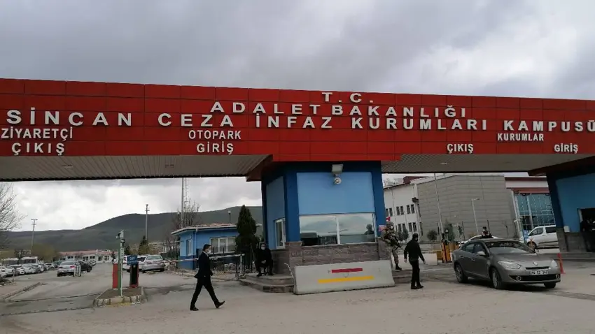 Di zîndana Sincanê de, di qawîşên 28 kesan de 56 kes dimînin