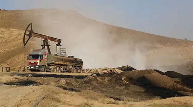 Özerk Yönetim, Deyrezor'daki petrol rafinerilerini çöle taşıyor