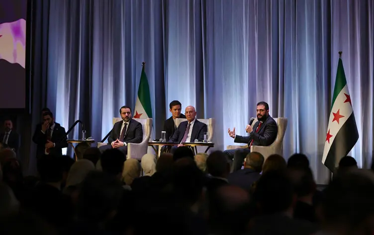 Şara, Trump görüşmesi öncesinde Washington'da Suriyelilerle görüştü