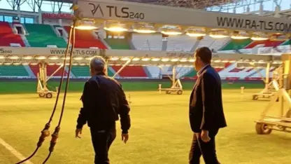 Stadyûma Amedsporê bi ronahiya ultraviyole tê ronîkirin