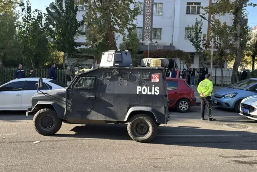 Xortekî 18 salî li Diyarbekirê dayik û birayê xwe kust