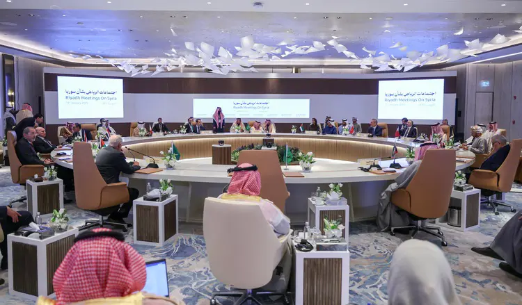 Yekem civîna pistgirîdayîna avakirina Sûriyeyê li Riyadê destpê kir