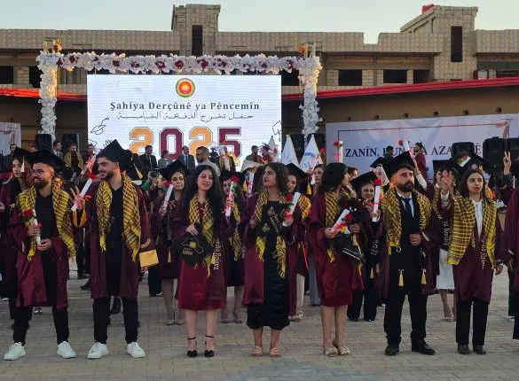 زانکۆی ڕۆژاڤا ڕێوڕەسمی دەرچوونی 200خوێندکار لە پارکی ئازادی لە قامیشلۆ ڕاگەیاند