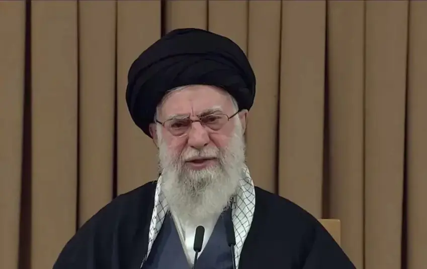 Xameneyî: Me Amerîka û Îsraîl têk bir, hay ji nakokiyên navxweyî hebin