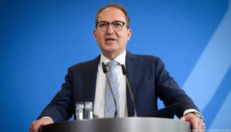 وەزیری ناوخۆی ئەڵمانیا: هەوڵدەدەین دیپۆرتکردنەوەی پەناخوازانی سوریا و ئەفغانستان کە تاوانیان ئەنجامداوە چڕتر بکەینەوە