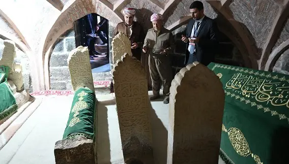 سەرۆک بارزانی سەردانی مەزاری مەلای جزیری دەکات لە مەدرەسەی سوور لە جزیری بۆتان.