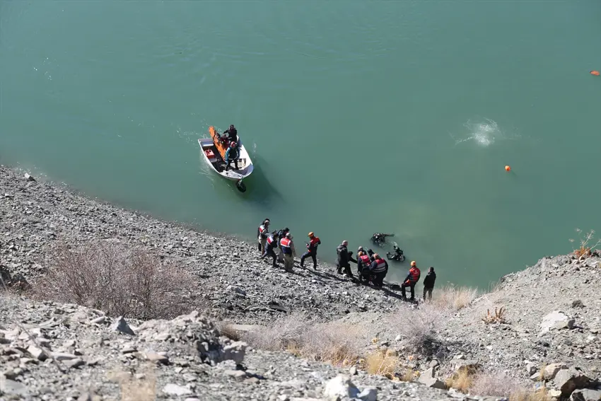 Li Wanê otomobîl kete ava bendavê: 2 kes mirin, kesek winda ye