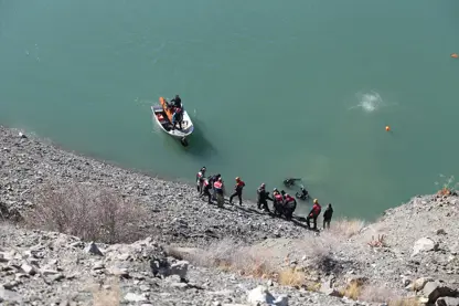Li Wanê otomobîl kete ava bendavê: 2 kes mirin, kesek winda ye
