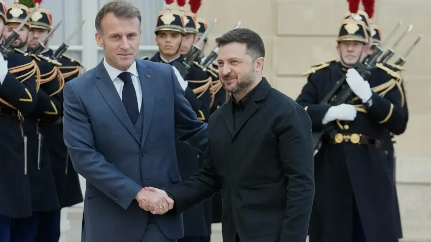 Zelenskiy ve Macron Paris’te Ukrayna’da barış planını görüşecek