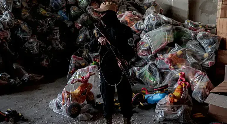 Li bajarê Lazkiyê depoya Beşar Esad ya hebên hişbir tê de hildiberandin derket ortê