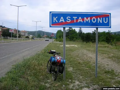 Bi kurê xwe re munaqese kir û kurê xwe kust