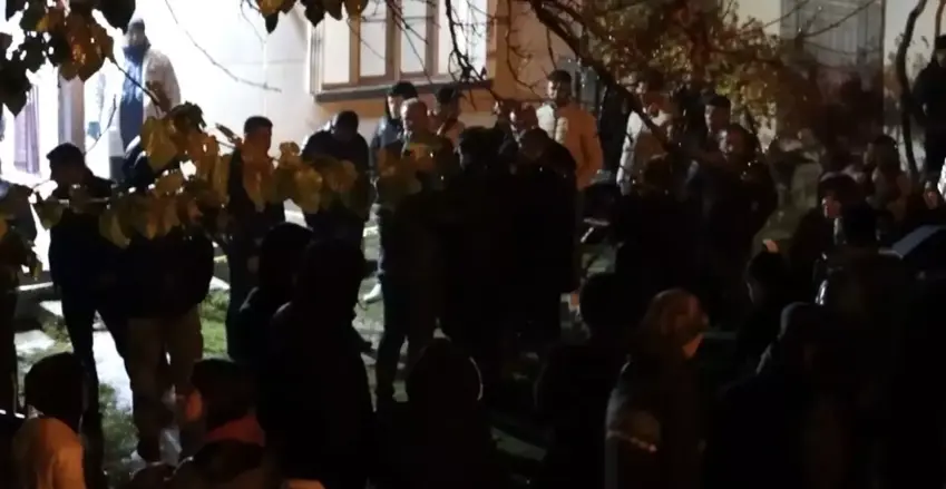 Jina xwe û hevlingê xwe kust û reviya