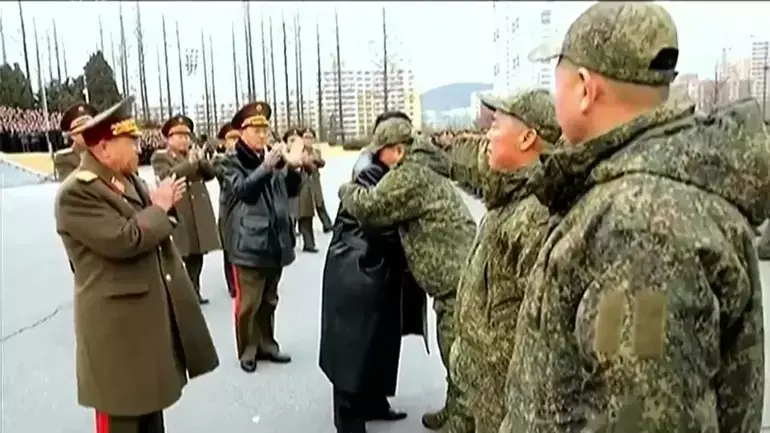 Kim Jong Un leskerên ku ji Rûsya dageriyan yek bi yek hembêz kir