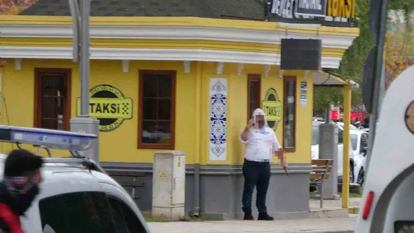 Mirovekî bi kêrê û demançê ket rawestgeta teksiyê û kesên wê derê dîl girt