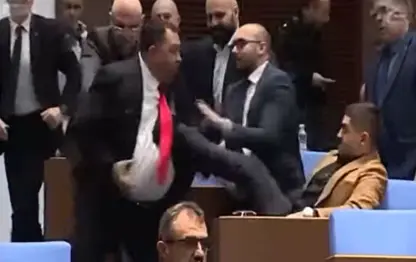 Di Meclisê de pevçûn derket û bi kulm û pihînan li parlementerekî xistin