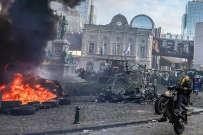 Li Brukselê serhildana cotkaran: Kolan bûn qada şer