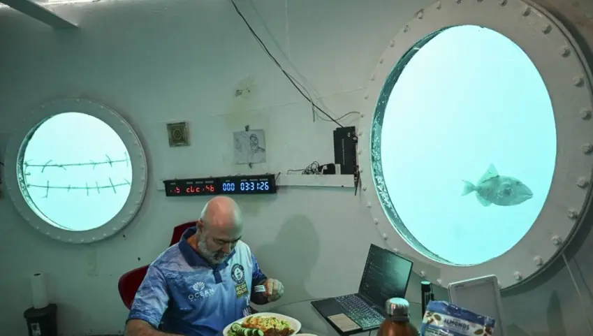 ئەندازیارێکی ئاڵمانی ژمارەی پێوانەیی جیهانی شکاند بۆ درێژترین ماوەی لەژێر ئاودا بەبێ ئەوەی ڕووی ئاوەکە دەربکەوێت