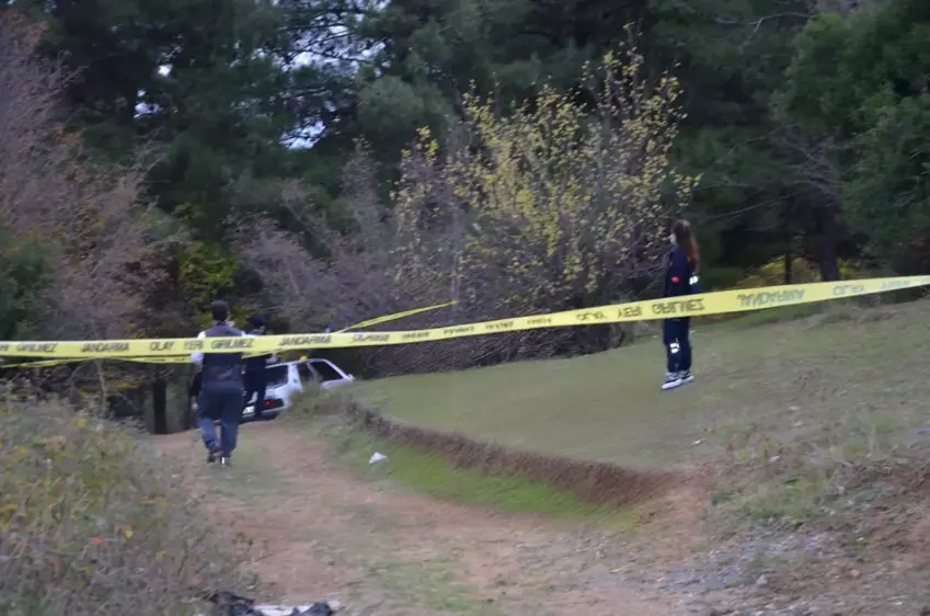 Hev berdabûn lê cesedê jin û mêr di nav erebê de hatin dîtin