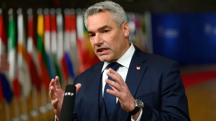 لە بڕیارێکدا ڕاوێژکاری نەمسا دەست لە پۆستی راوێژکاری ووڵاتەكە و سەرۆکایەتی پارتی گەل کشاندەوە