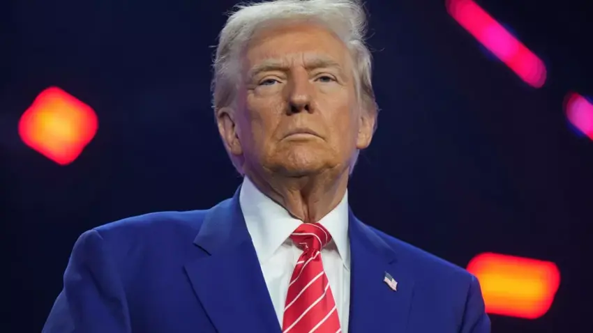 Trump li dijî ye ku roja sondxwarinê Ala Amerîka bê daxistin