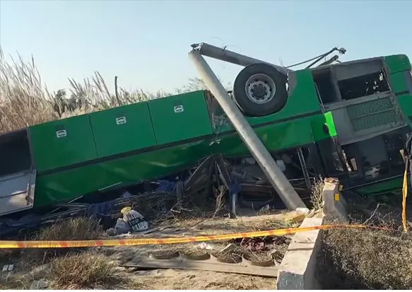 Li Pakistanê otobusa rêwiyan qelibî, 6 kes mirin û 26 kes birîndarin