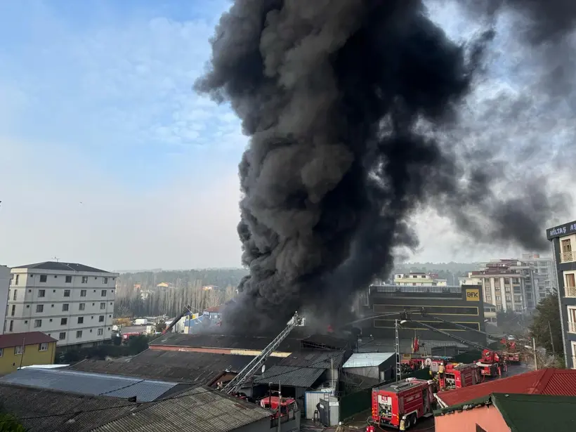 Li Stembolê agir bi fabrîkayeke lastîkan ket