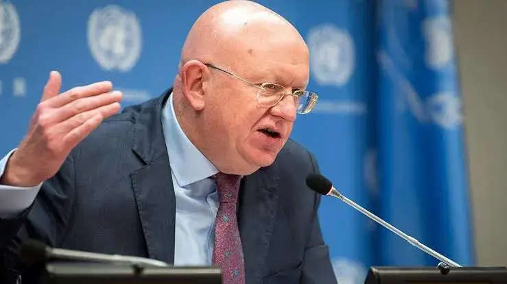 Nebenzya: Kîev balafirên bêmirov û çekan dide terorîstan