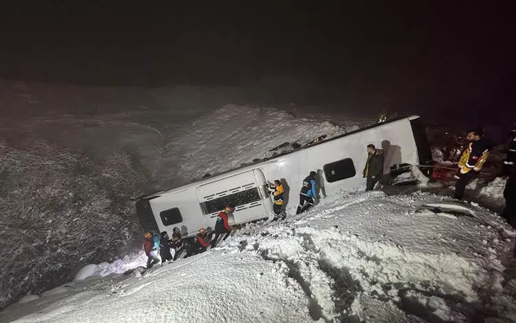 Li Çapaqçûrê (Bingöl) otobusa rêwiyan wergeriya: 4 mirî û 32 birîndar hene