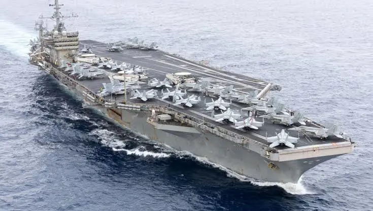 ABD’ye ait uçak gemisi, Akdeniz’de yük gemisine çarpti!