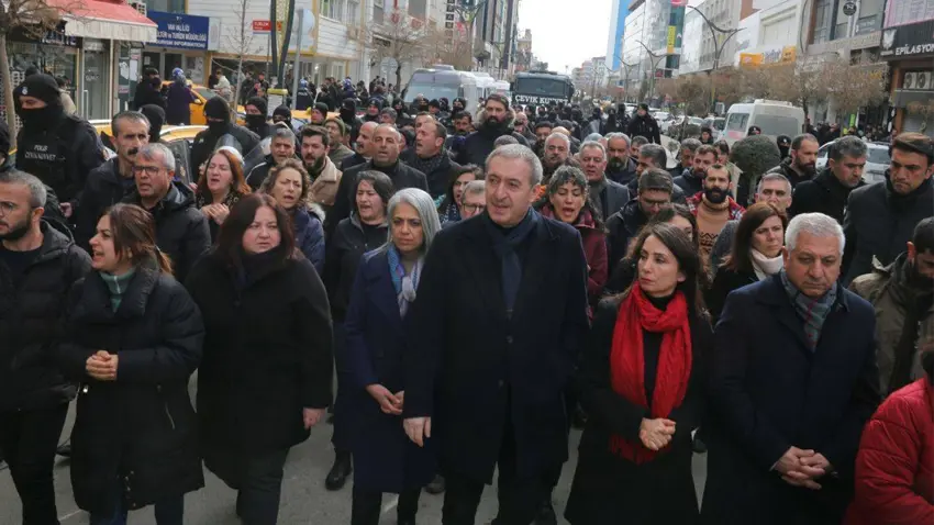 Bakirhan: "Karar verin demokratik çözüm mü, Kürt düsmanligi mi?"