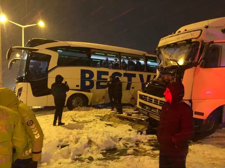 Li bajarê Bedlîsê Tirekî û otobus li hev ketin: 2 kes birîndar bûn