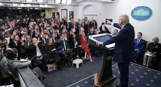 Ajansa APyê ji ber îhlalkirina azadiya derbirinê doz li birêvebiriya Trump vekir