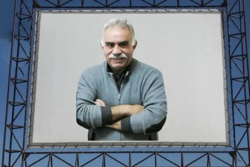 Ji bo banga Ocalan li Diyarbekir û Wanê ekranên mezin hatin danîn