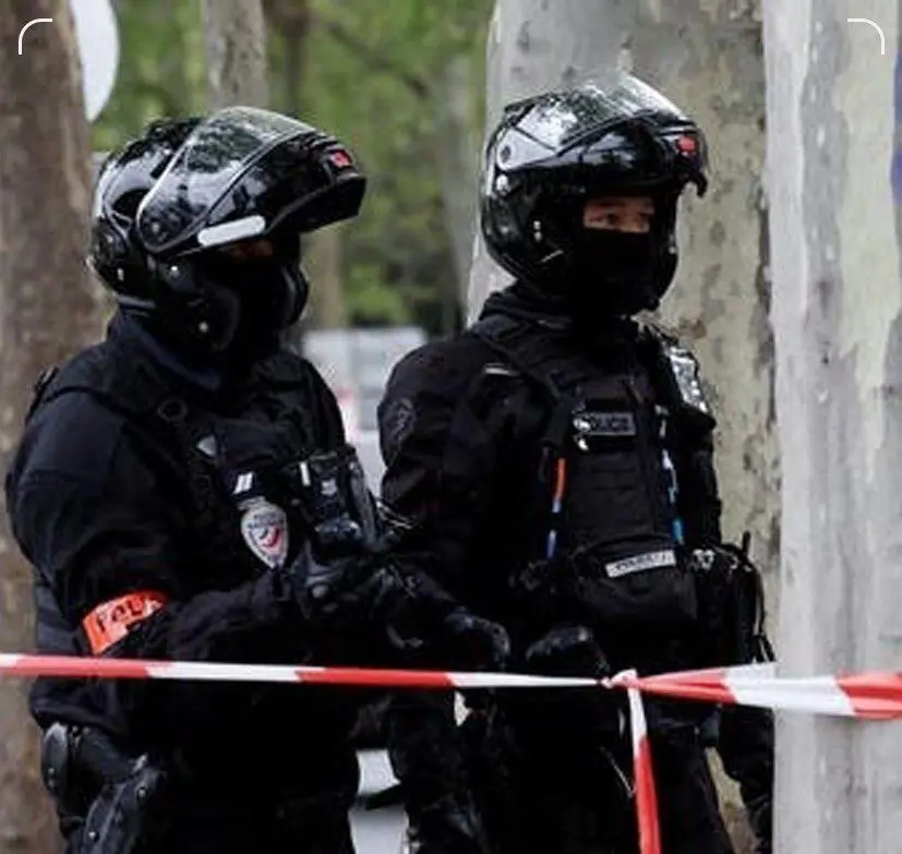 پۆلیسی فەڕەنسا لە ناوڕاستی پاریس کەسێکی کوشت