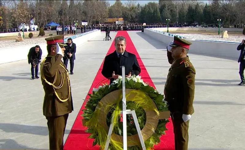 مه‌سروور بارزانی تاجه‌ گوڵینه‌ی له‌سه‌ر مۆنۆمێنتی شه‌هیدانی 1ی شوبات دانا