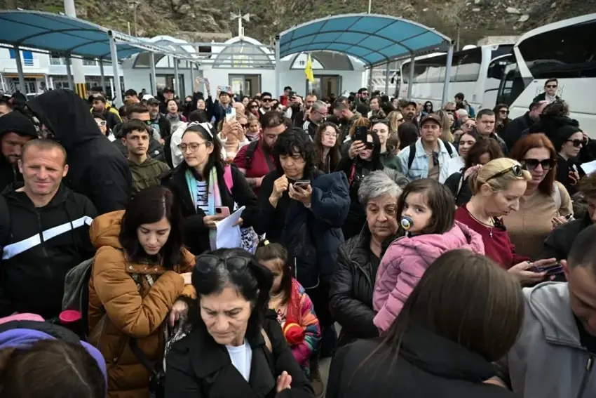 48 saatte 400 deprem! Endişe artıyor, adadan kaçış başladı! 