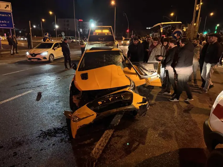 Çewlîg | Otobus û otomobîl li hev qelibîn