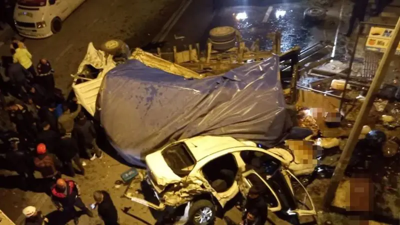 Li Bîrecîkê kamyona ku frêna wê vala bû, li 6 erebeyan xist: 3 mirî û 26 birîndar hene