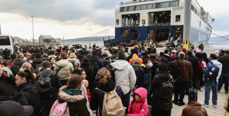 Santorini  peş peşe sallanıyor: 9 binden fazla kişi adayı terk etti! 