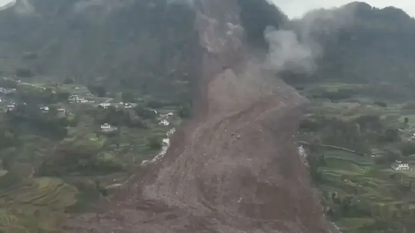 Di heza ku li erdê ket de, 30 kes di bin axê de wenda bûn