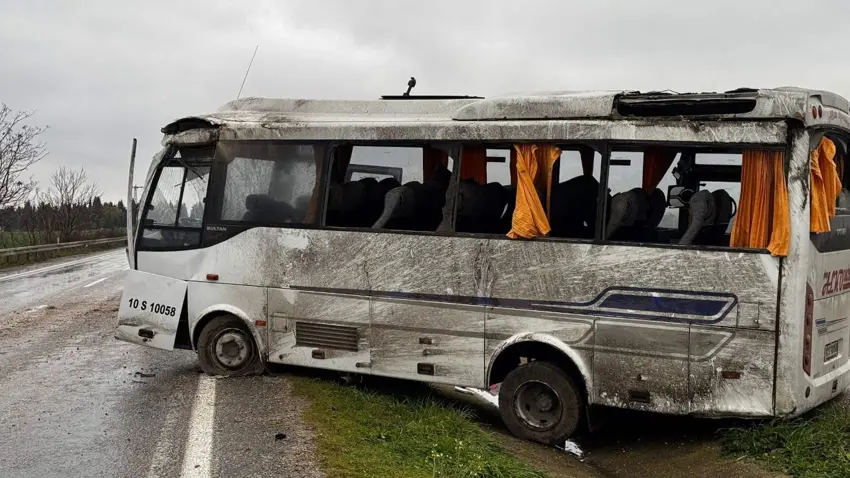 Li Balikesîrê mînîbusa karkeran welgeriya: 18 kes birîndar bûn