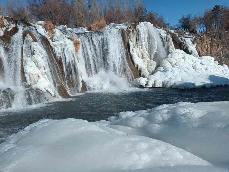 Şelala Bêgiriyê ji ber berfê û qeşemê sipî dike