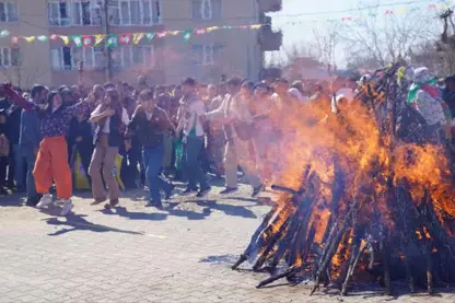 Diyabakır'ın Lice ilçesinde yılın ilk Newroz ateşi yakıldı